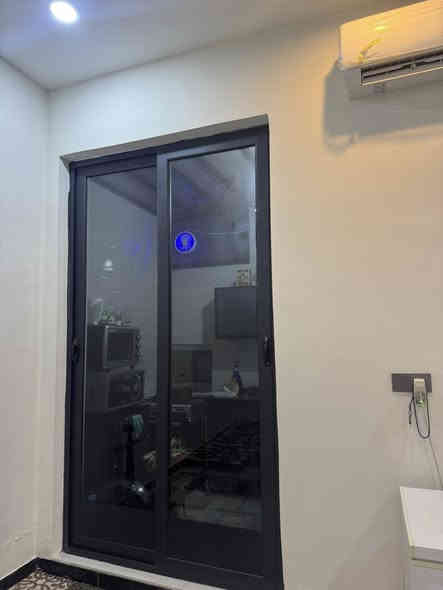 دار للبيع مساحه 100م واجهة 6 وربع نزال 16 طابقين يحتوي البيت على مطبخ استقبال هول غرفه صحيات الطابق الثاني غرفتين  نوم وصحيات بيت بناء جديد المكان البوعيثه  مجمع العدل الاول قرب جامع كامل عبود  للاستفسار ***********
