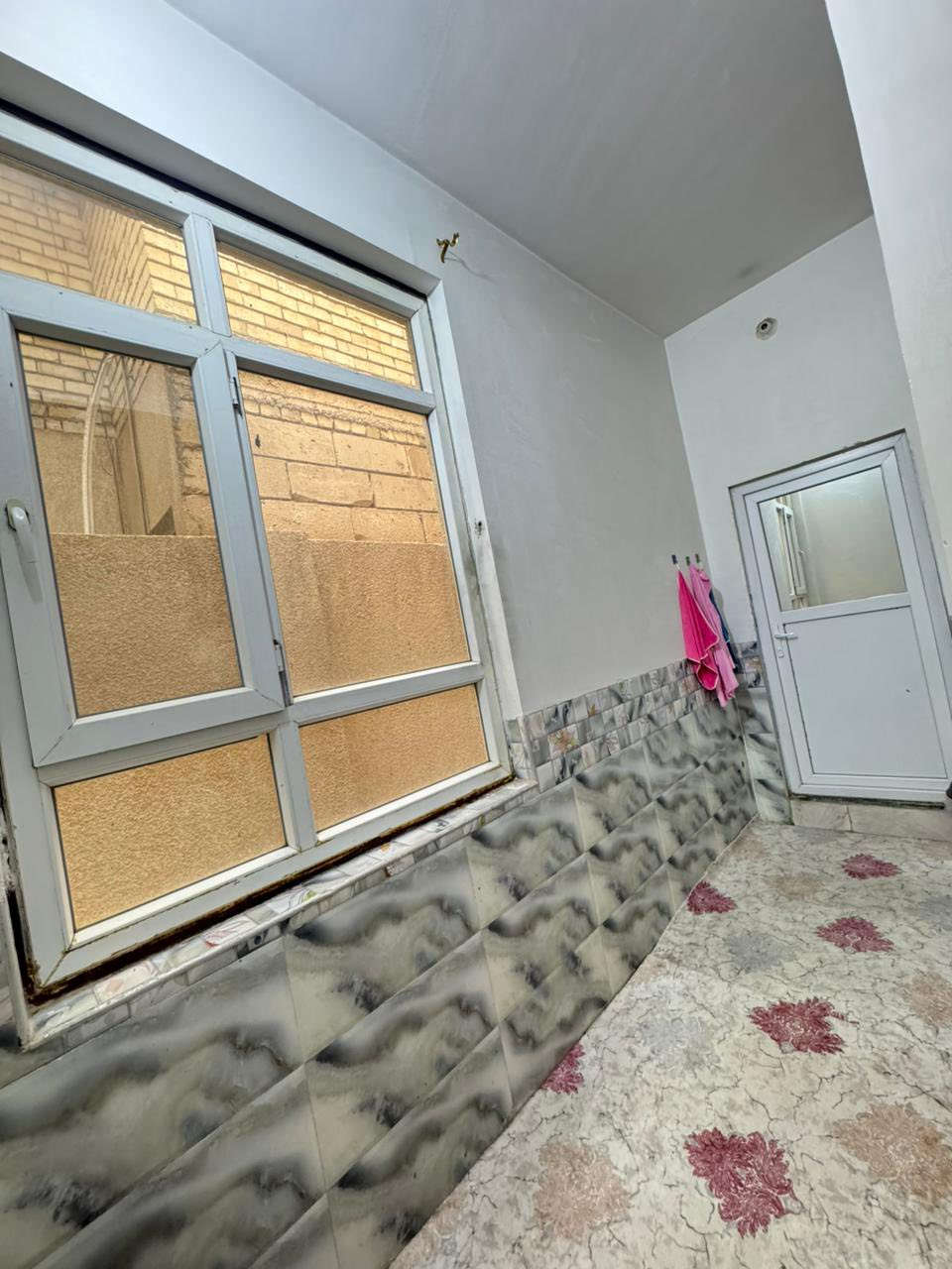 � بيت للبيع – حي المجتبى (موقع مميز)
📍 كربلاء المقدسة

🔹 المساحة: 200 م²
🔹 النوع: طابو صرف
🔹 السعر الكلي: 380 مليون دينار (شامل المبادرة)
🔹 المطلوب مبادرة: 90 مليون دينار فقط

📍 الموقع:
حي المجتبى – قرب المستوصف
يبعد 100 متر فقط عن المدارس والمستوصف
حي راقٍ ومخدوم بجميع الخدمات

🏗 مواصفات البناء:
✔ بناء ممتاز
✔ البيت مكون من 6 غرف نوم
✔ 3 غرف معزولة (شقة مستقلة)
✔ الشقة مؤجرة حالياً بـ 350 ألف دينار شهرياً
✔ 4 مجاميع صحية
✔ سطحين

هدايا مع البيت 
ثلاث سبالت 
ثلاث سخانات 

💎 فرصة استثمار وسكن بنفس الوقت
💰 دخل شهري ثابت من الشقة المؤجرة

***********
