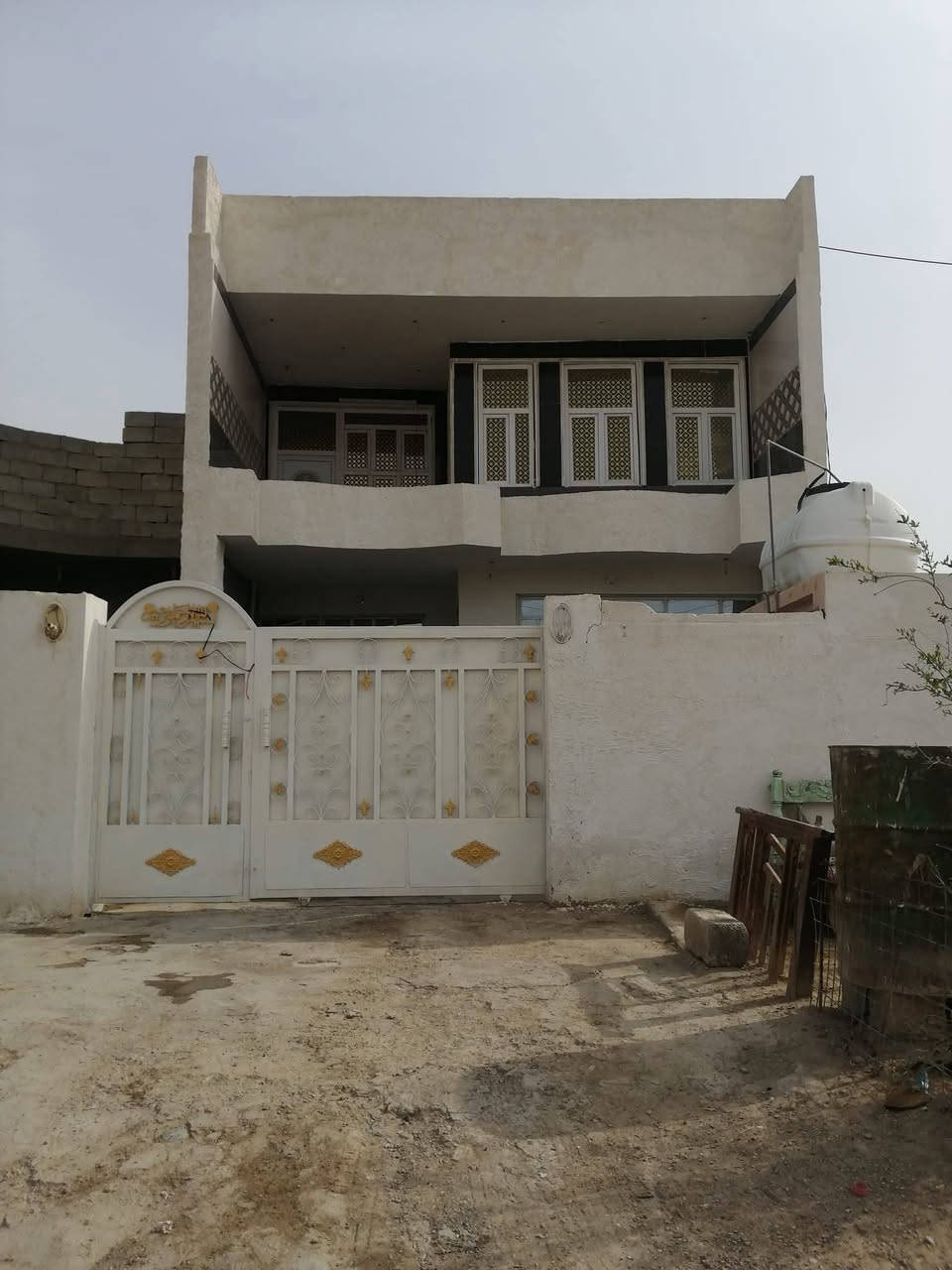 ...
سلام عليكم بيت للبيع  مساحه 150م قاطين طابو صرف مقابل الحميرات موقعه حلو ع متنزه بيع نقد او اقساط 
يحتوي طابق الاول ✅
 گراج سياره + استقبال + مطبخ + صاله + غرفه نوم + صحيات
طابق الثاني ✅
3 غرف نوم + صاله + بلكونه + بيتونه
الاستفسار ع الرقم 

 ***********
