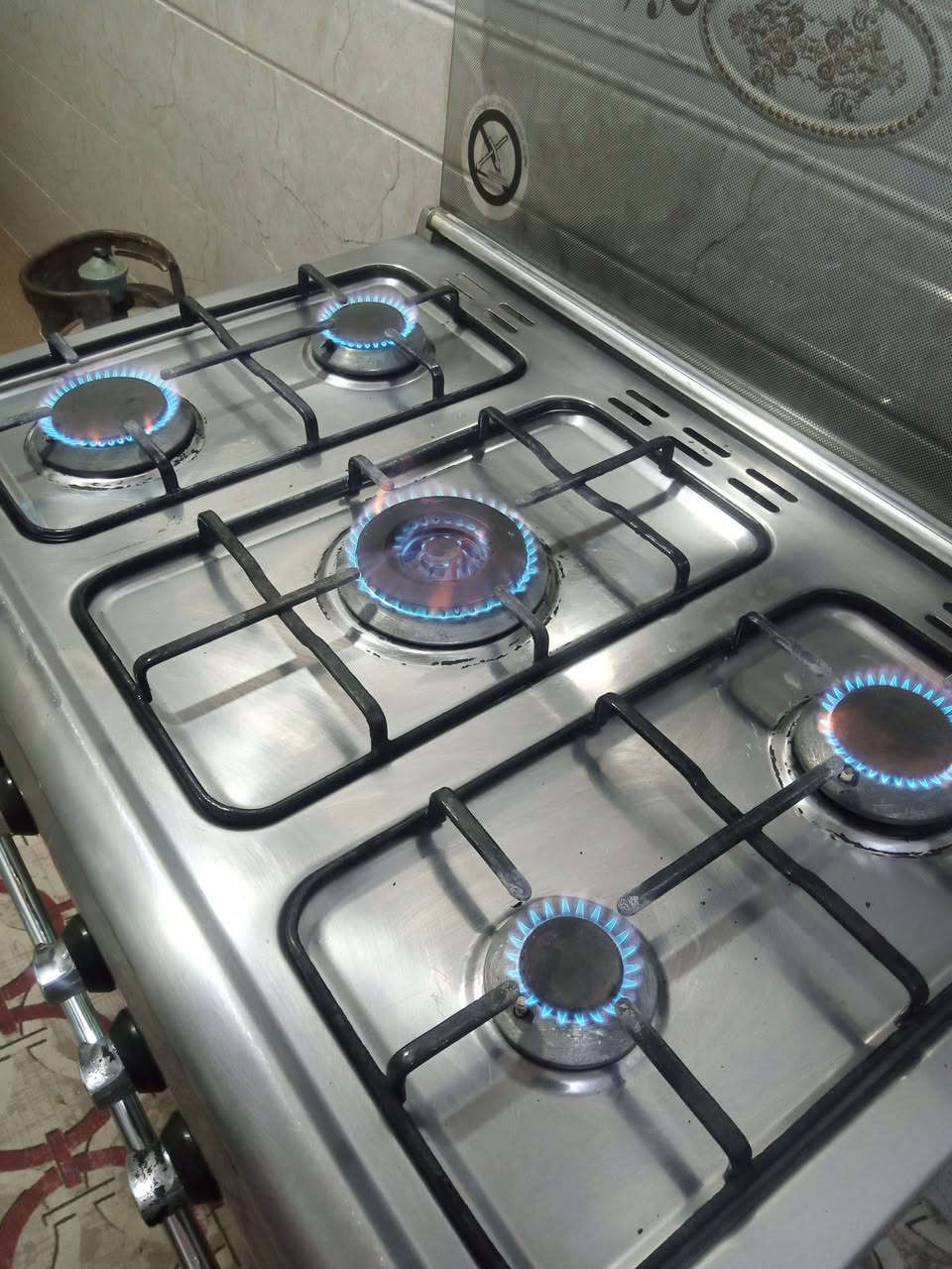 طباخ مصري فريش نضيف جدا كله شغال وع الفحص السعر 175 ، ***********
