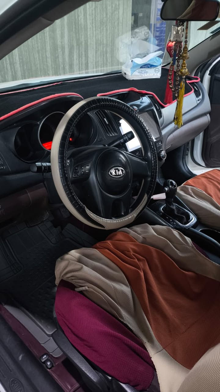 السلام عليكم من رخصة الادمن المحترم
سيراتو موديل 2012 خليجي لون ابيض محرك 1600
بيها جاملغ خلفي مصبوغ وباب خلفي بي صبغ ع كد شبر  تبريد تدفئه كهربائيات كلهن شغاله والسياره خير من الله مابيها اي نقص رقم انبار تحويل مباشر السعر 100 وبيها مجال 
للأستفسار الاتصال ع ***********
(ملاحظه مكلف بالنشر)
