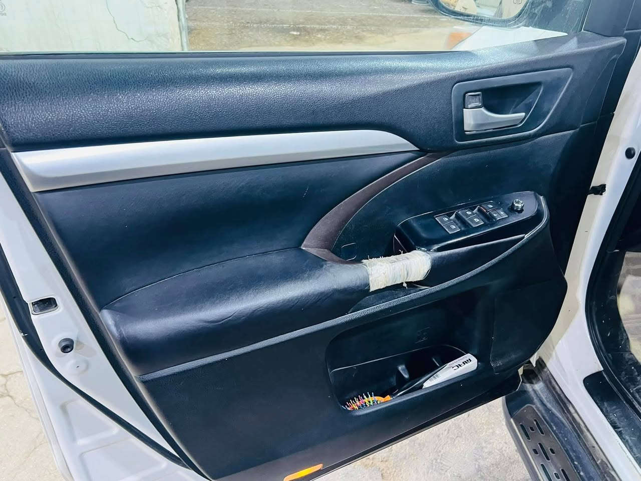 السلام عليكم
للبيع 
تويوتا هايلندر 
موديل 2016
رقم شمالي 
تحويل مباشر 
سياره فول مواصفات 
شاشه 
كامره 
تحكم ستيرن 
XLE
للاستفسار ع رقم صاحب السياره 
***********
