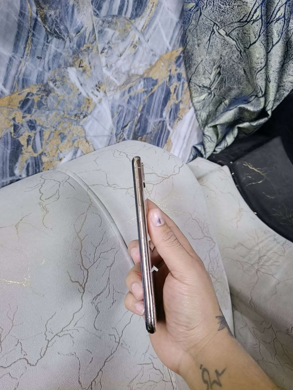 سلام عليكم عندي جهاز  للبيع ايفون اكس ماكس ذاكرته 256جهاز نظيف بطاريه 77جهاز نظيف وعل فحص فقط بي فطر بل ظهر سعر جهاز 160قفل عنوان بغداد الحريه الثانيه للا ستفسار ***********واتساب أو خاص
