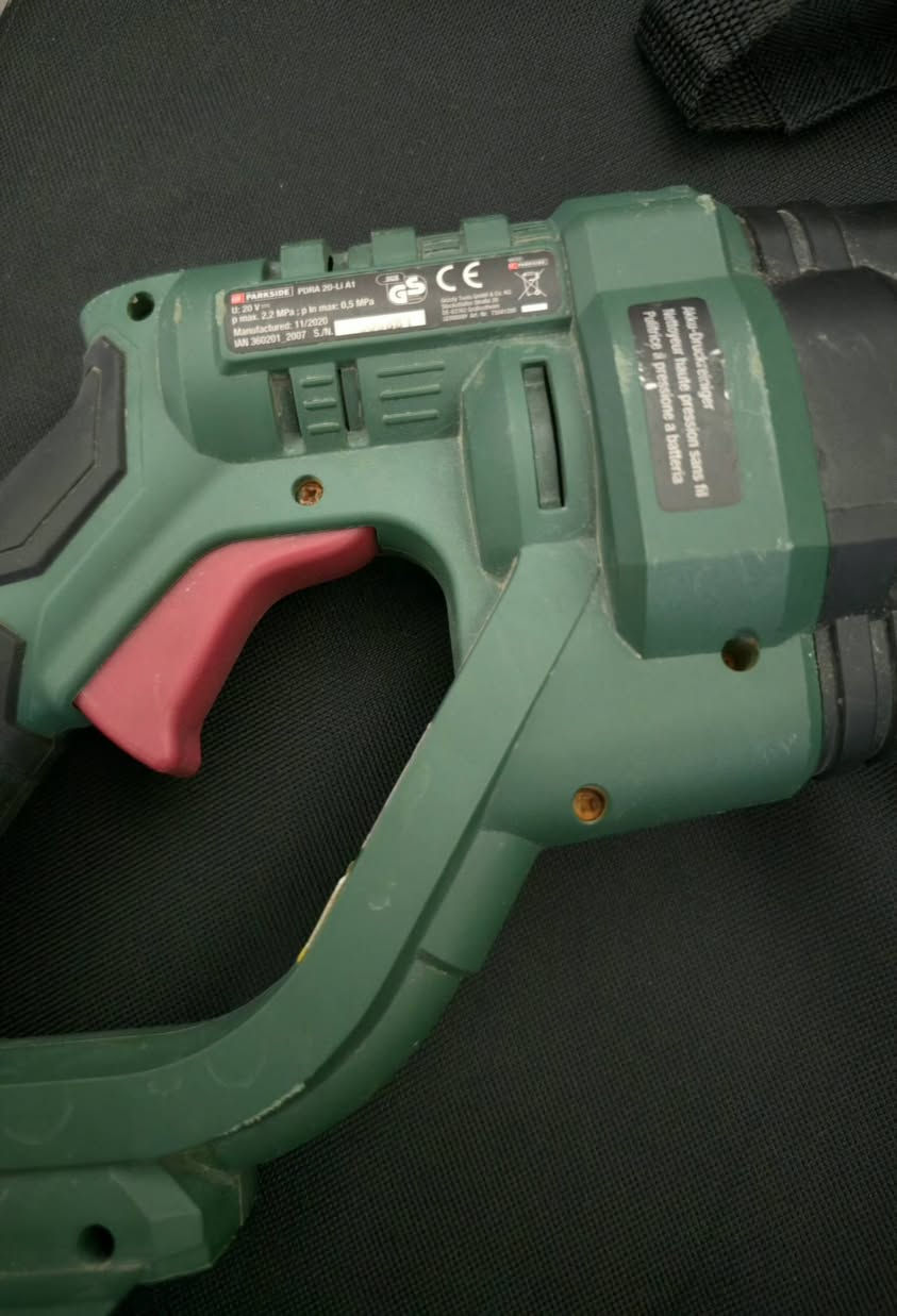 📢 إعلان بيع: مرشة غسل (فارة) شحن Parkside الألمانية الأصلية 🇩🇪
​لأصحاب السيارات والحدائق.. النظافة صارت أسهل وبدون وايرات!
​للبيع مرشة غسل ضغط عالي لاسلكية من البراند الألماني المعروف Parkside، موديل PDRA 20-Li A1. الجهاز عملي جداً، يشتغل على البطارية، وتكدر تسحب مي من السطل أو الحنفية مباشرة.
مستعملة استعمال متوسط (شغالة 100%، بيهه آثار استخدام بسيطة بس الأداء توب).
​المميزات:
​ضغط عالي يوصل لـ 22 بار (مثالي لغسل السيارات، الماطورات، والحدائق).
​نظام سحب ذاتي (تخلي الصوندة بسطل مي وتغسل براحتك).
​فوهة (نازل) متعددة الرؤوس للتحكم بقوة واتجاه الرش.
​تعمل بنظام بطاريات Parkside 20V Team العالمية.


**إذا كنت صاحب هذا الإعلان وتريد حذفه لأي سبب، رجاءا أرسل رسالة إلى الدعم الفني**