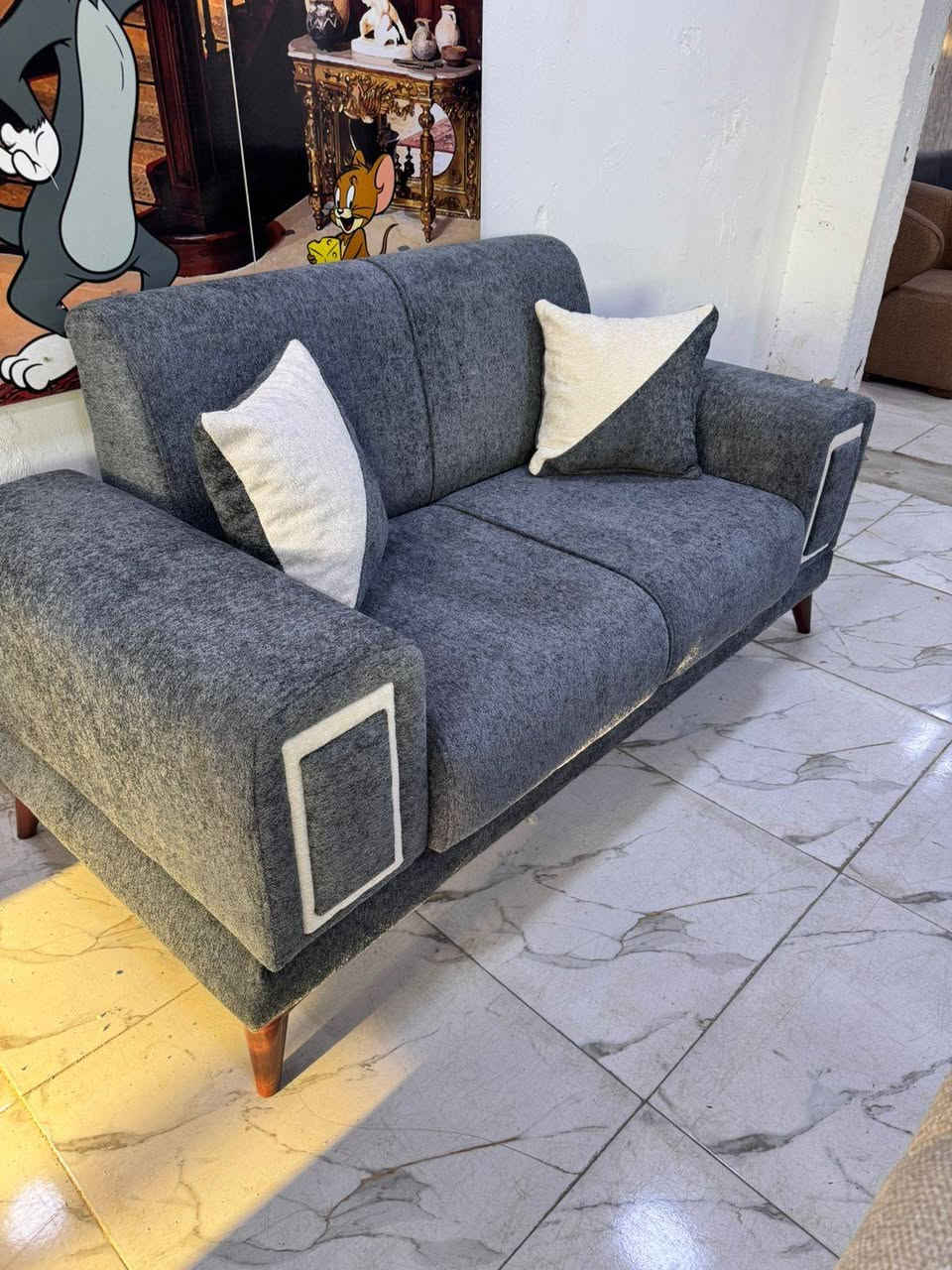 من رخصة ألادمن
كل ديوان من هذوله ١٠ مقاعد كورنر تفصال درجه اولى خشب بلوك اسود كله سفنج مضغوط مميز أول قماش خاولي ناعم وبيه كتان ناعم جميع الي بالصور موجوده للاستفسار أكثر اتصال *********** متوفر واتساب
