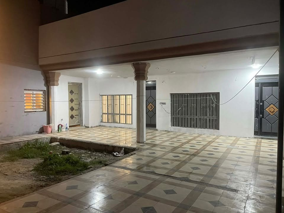 📍 الموقع: الوردية – خارج شارع المشجر قرب ملعب بغداد
🔹 ركن – يبعد 20 متر فقط عن التبليط
🔹 الدار باسمي شخصياً

📜 السند: طابو زراعي سند 25
📐 المساحة: 300م بالسند
📏 واقع حال: 350م
📏 الواجهة: 15م
📏 النزال: 20م

✨ بناء حديث جاهز على آخر حبة – بدون أي تعديلات

🔸 غرفتي نوم ماستر (سويتات داخل الغرف)
🔸 هول 4×8
🔸 غرفتين 4×5
🔸 استقبال 4×6
🔸 مطبخ حار 4×5 + مطبخ بارد 4×5 (مساحة كاملة ومريحة)
🔸 صحيات خارجية
🔸 بيتونة

💎 المواصفات:
✔️ جميع الأبواب قاصة درجة أولى (خارجي وداخلي) بتصميم مميز
✔️ تأسيس كهرباء حديث
✔️ تأسيس ماء ومجاري كبس حراري
✔️ غرفة نوم تركية
✔️ سبالت عدد 2
✔️ كيزر هيتكس أصلي + هيترين عدد 2
✔️ 3 تانكي سعة 2000 لتر

🏠 البيت شبه فارغ وجاهز للسكن فوراً

💰 السعر: 105 مليون وبيه مجال للشراي

📩 للاستفسار الاتصال أو خاص:

***********

♻️ #موقع_مميز_جدا
🏢 #عقار
#عقارات_العراق
#ترند #اكسبلور

⸻
