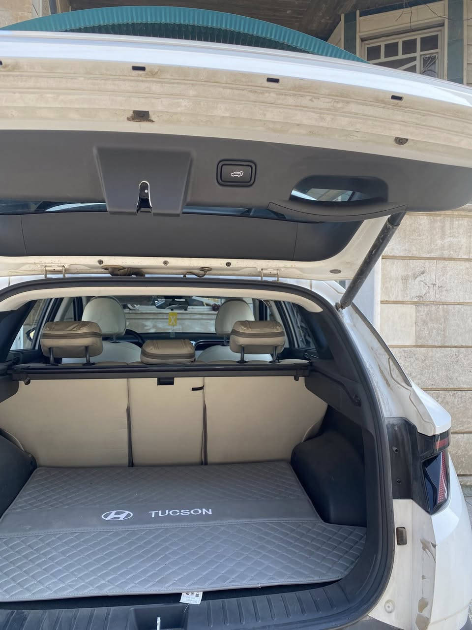 السلام عليكم للبيع فقط توسان 2024 خليجي كفالة عامه/       فول موصفات بنوراما _ صندوك كهرباء _ويل كب حجم 19 _مقاعد جلد _تبريد قطعتين بردات أبواب خلفيه _نضام ترحيب عندالاقتراب_ حساس امامي خلفي _سايد بريك بصمه _ مود درايف 3وضعيات قياده _كروس تحكم مثبت سرعه _نضام نزول منحدرات _  مري جانبي اوتو _كراسي كهرباء_   تسغيل عن بعد  اناره داخليه لد ابيض.   رقم بغداد   ماشيه 45 مكاني بغداد البلديات/ ***********.
