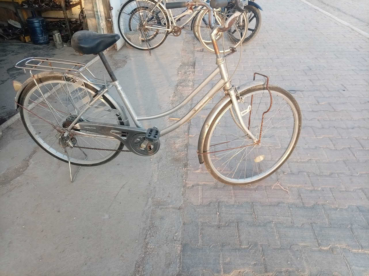 بايسكلات باله للبيع
مكانهن قرب جامع الهجرة
***********
