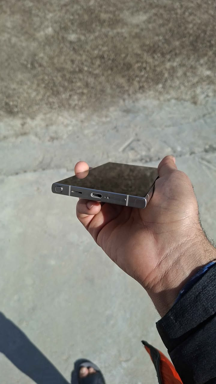 اس 24 الترا ذاكرة 256 العشوائية 12 
كامل ملحقاته كارتون وكيبل وحافظة 
عنوان البصرة كرمة علي السعر 950 وبي مجال رقم #***********# البصرة, العراق
