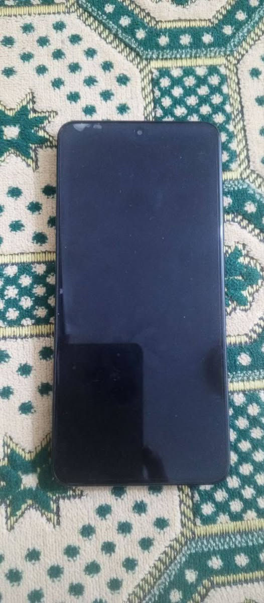 السلام عليكم موبايل بوكو إكس 7برو يدعم 120فريم بوبجي للبيع مكاني ناصرية مركز سعر 350وبيه مجال المواصفات الأساسية
🧠 المعالج
MediaTek Dimensity 8400 Ultra بتقنية تصنيع 4 نـانومتر — أداء قوي للمهام والألعاب. �
Mi Poland
💾 الذاكرة والتخزين
ذاكرة تخزين داخلي: 256 GB (UFS 4.0 سريع). �
Mi Poland
الرام: خيار 8 GB أو 12 GB. �

📱 الشاشة
AMOLED مقاس 6.67 بوصة. �
Mi Poland
دقة 2712×1220 (1.5K). �
Mi Poland
معدل تحديث 120 Hz، دعم HDR10+ و Dolby Vision. �
Mi Poland
سطوع يصل حتى 3200 نت وطبقة حماية Corning Gorilla Glass 7i. �
Mi Poland
📷 الكاميرات
خلفية مزدوجة:
• رئيسية 50 MP بفتحة واسعة و OIS (مثبّت بصري). �
• 8 MP عدسة واسعة إضافية. �

أمامية: 20 MP للسلفي. �

تصوير فيديو بجودة 4K. �

🔋 البطارية والشحن
بطارية كبيرة 6000 mAh. �

شحن سريع 90 W — يشحن البطارية كاملًا في حوالي 42 دقيقة. �
Point بوينت
📶 الشبكات والاتصال
يدعم 5G, LTE, Wi-Fi, Bluetooth, GPS وغيرها. �

📦 نظام التشغيل
Android 15 بواجهة HyperOS 2. �
📊 ملخص سريع
✔ أداء قوي بفضل المعالج Dimensity 8400 Ultra. �
✔ شاشة ممتازة للألعاب والميديا. �
✔ بطارية ضخمة وشحن سريع جدًا. �
✔ كاميرات جيدة خاصة مع مثبت بصري. �
Mi Poland
Mi Poland


**إذا كنت صاحب هذا الإعلان وتريد حذفه لأي سبب، رجاءا أرسل رسالة إلى الدعم الفني**