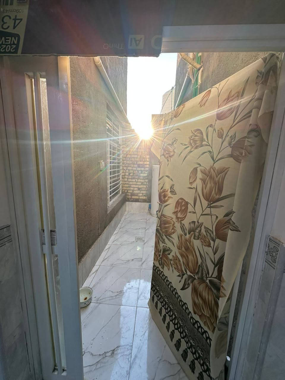 السلام عليكم
دار للبيع ٢٠٠م زراعي سند ٢٥
            البناء طابوك 
غرفتين اسويت 
صاله مطبخ استقبال 
حمامات داخل وخارج 
السعر ٤٥ مليون وبي مجال 
عنوان الدار البراكية شارع المعمل قرب جامع الخزاعل 
مكتب بغداد للعقار ***********
