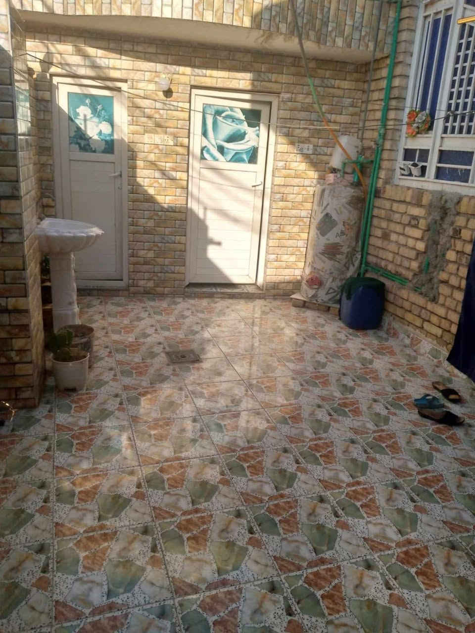 بيت للبيع في منطقة الحاوي خلف الامام العباس ركن على شارعين المساحة 150 م بناء حديث طابوك وسقف كونكريت مسلح متوفر كامل الخدمات من تبليط وكهرباء وماء ورصيف.. للأستفسار يرجى الاتصال على الرقم ***********
