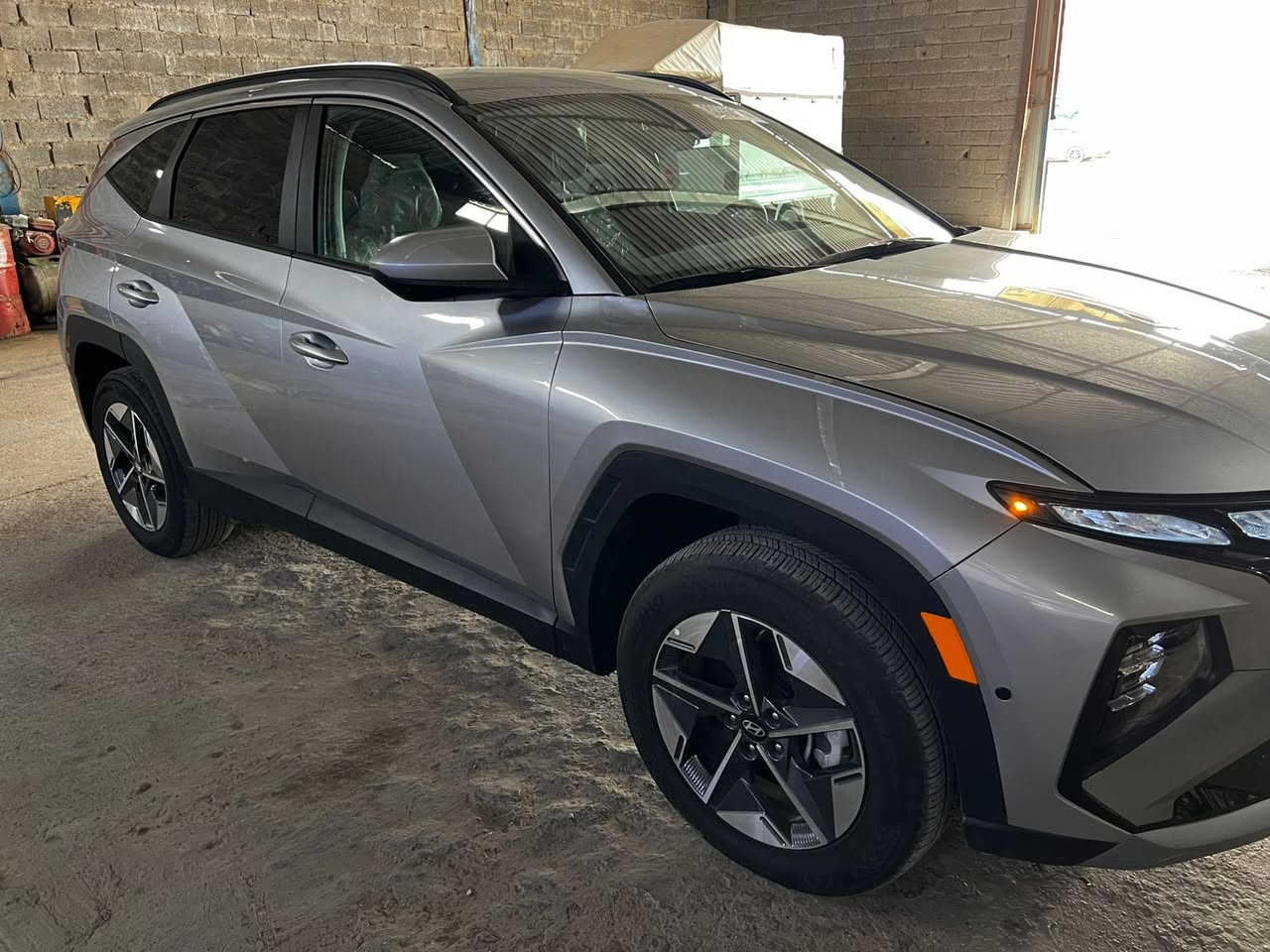 توسان فئة SEL  موديل  Hyundai Tucson 2025 
وارد أمريكي صور الحادث مرفقة بلمنشور 
بدون ايرباك 
تترقم جميع المحافظات 
المواصفات
المحرك

* 2.5 لتر 4 سلندر
* 187 حصان
* قير أوتوماتيك   

التجهيزات الخارجية

* الويل  18 إنج
* ليتات LED كاملة
* مرايا كهربائية مدفأة
* فتح باب بالبصمة
* باب خلفي كهربائي Smart Liftgate

الداخلية

* شاشة 12.3 إنج
* شاحن لاسلكي
* تشغيل بصمة
* مقعد السائق كهربائي 
* مقاعد أمامية مدفأة
* تكييف أوتوماتيك مزدوج
* USB-C خلفي للأهل أو الأطفال  

أنظمة الأمان

* رادار أمامي
* مثبت سرعة ذكي
* تنبيه النقطة العمياء
* المحافظة على المسار
* فرملة طوارئ
* كاميرا خلفية
* تحذير حركة خلفية  
السعر 190 بيها مجال حك الجيه
مكان السيارة الفلوجة ***********
