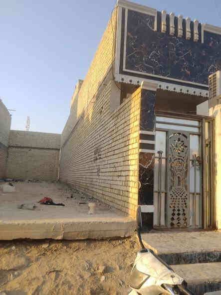 السلام عليكم بيت ٧٠متربناء حديث طابوك جمهوري صب مسلح ارضية رفت سيراميك واجهيه بياض بيبان شبابيك كله درجه اولى خضراء الدسيم بلبدايه قرب شارع ١٥ السعر٣٦ أي ستفسار ***********
