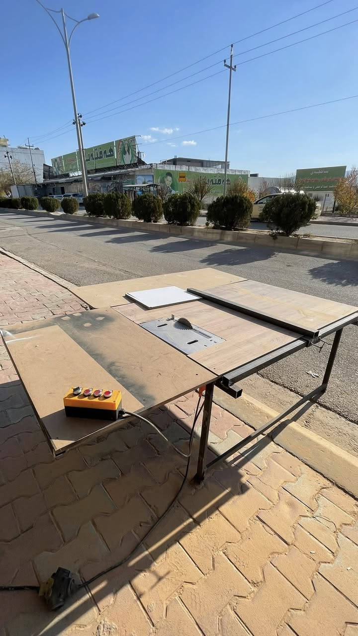 هاوڕێیان ئەم مشارە بۆفرۆشتن
زۆر باش وبێ عەیبە
دەبڵ مشارە
زۆر بەقووەت 
مشارەکەی سینیە
سعری گونجاوە

لەسلێمانی بەکرەجۆ
***********
