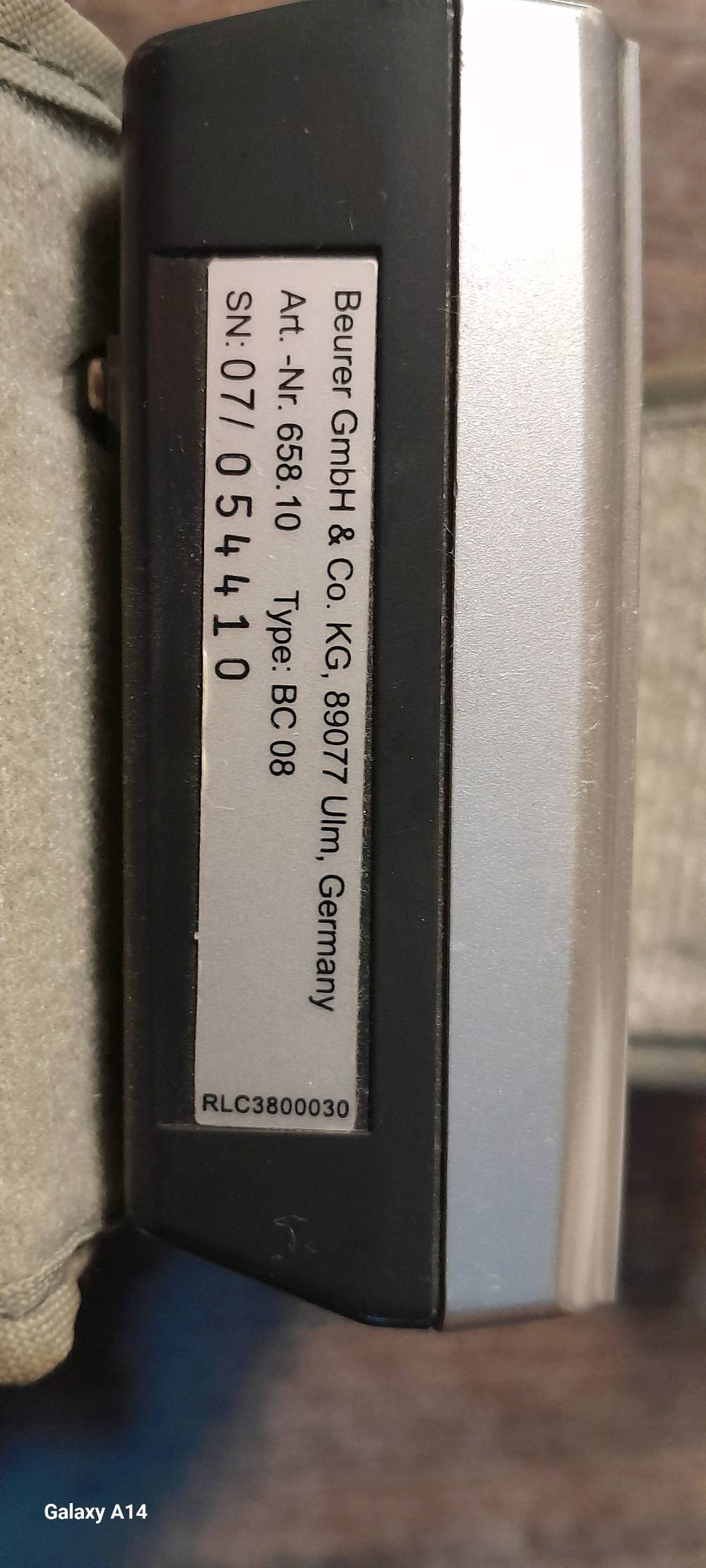 جهاز قياس ضغط الدم من شركة Beurer، نوع BC 08. الجهاز أوتوماتيكي بالكامل ويقيس ضغط الدم والنبض بدقة. يحتفظ بذاكرة تصل إلى 50 قراءة لكل مستخدم، ويأتي مع بطاريات وصندوق تخزين. مناسب لمحيط المعصم من 13.5 إلى 22 سم، ومُحَصَّن سريرياً للاستخدام الدقيق في المنزل. يُباع بحالة جيدة مع العلبة الأصلية.