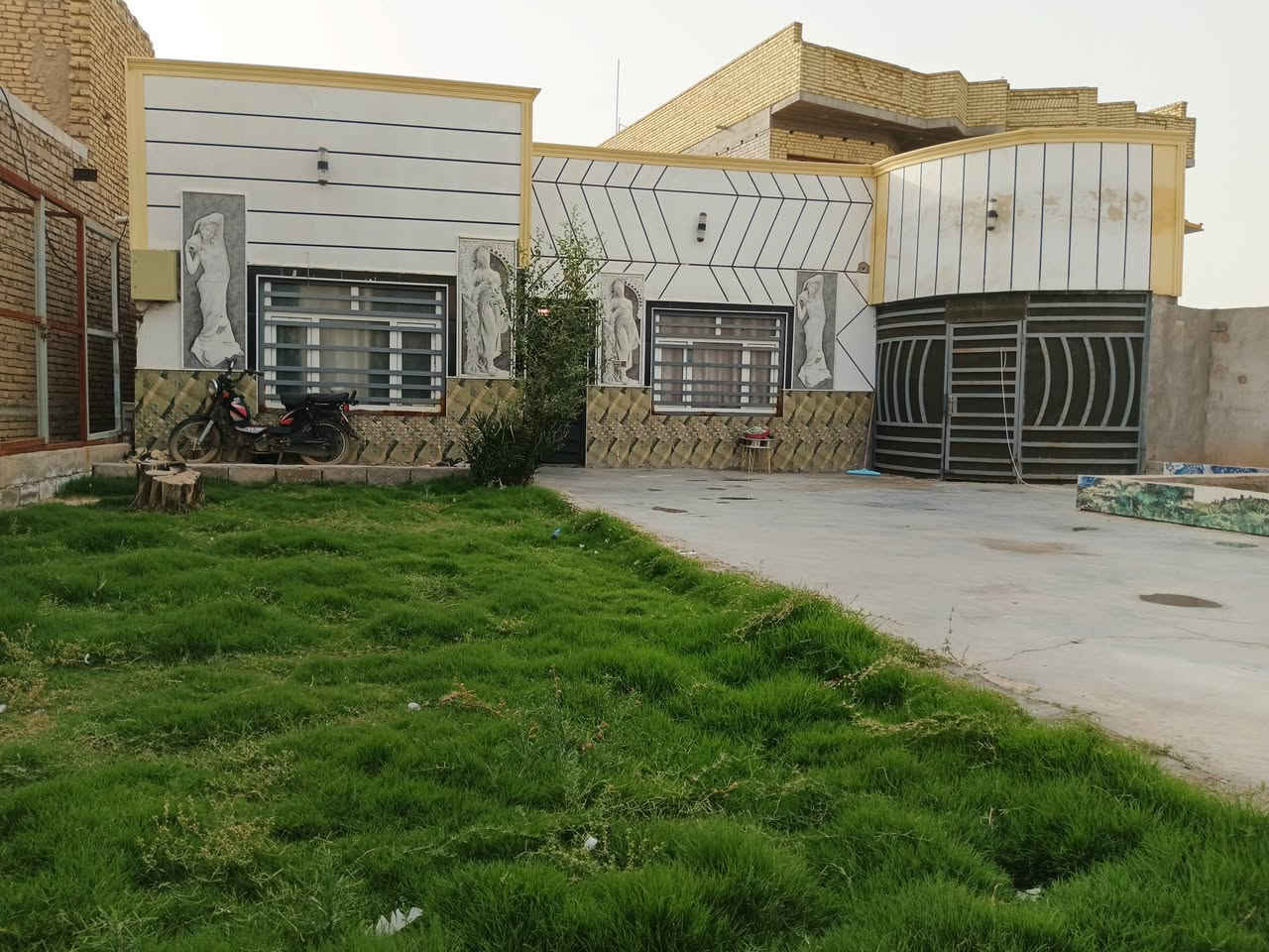 بيت للبيع بناء قديم في القصور المساحه 400 متر كامل الخدمات للاتصال ***********
