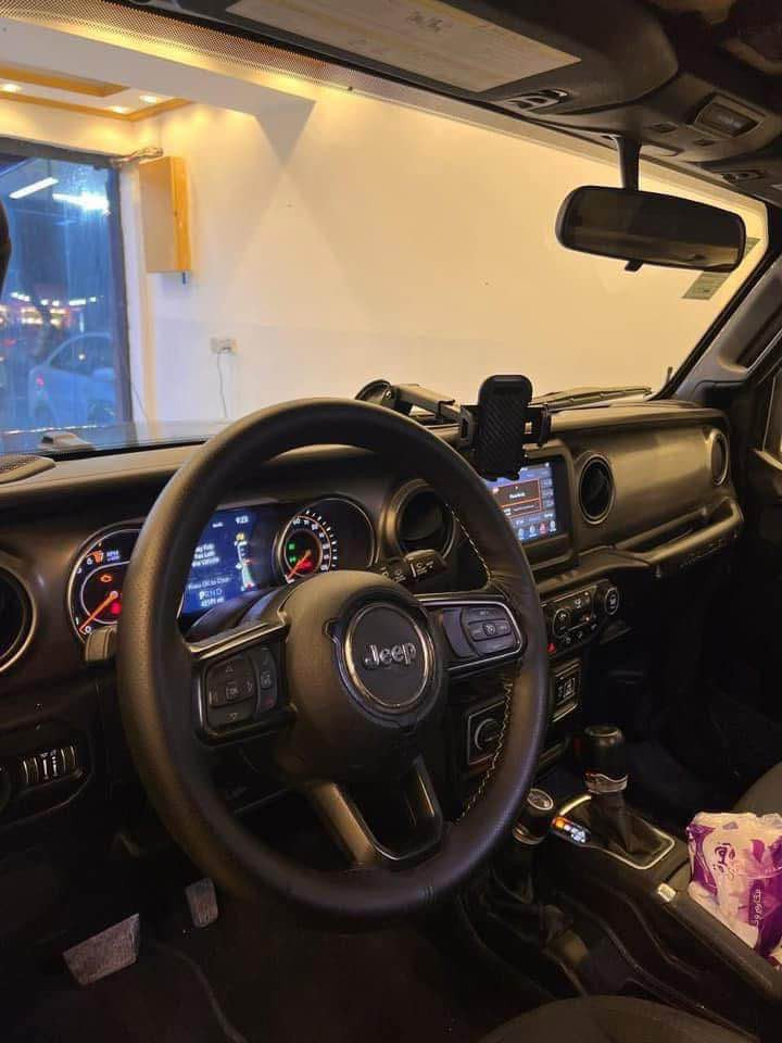 للبيع او المراوس حسب الرغبة
جيب رانكلر ٢٠٢١
٦ سلندر /٣٦٠٠
لون زيتوني قمارة حديدة مو قماش تنشال وتصير كاملة من فوق
حادثها خفيف بدون دواخل ولا شواصي 
بيها صبغ جاملغ امامي وخلفي وباب صدر وبنيد
ماشية ٧٠ الف وقابل لزيادة
رقم اربيل تحويل مباشر
مكان السيارة بين كربلاء (حي الحسين)اوبغداد(بوابة العراق)
السعر ٢٥،٠٠٠$ وبيها مجال 
للتواصل: *********** كربلاء, العراق
