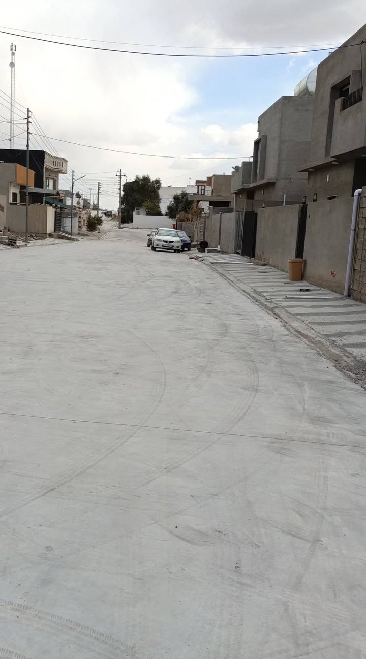 هيكل 230م للبيع ثلاث طوابق وكراج ارضي العنوان شوراو قاطع 7 قرب الحجازي كروب منطقة كامل خدمات ماء كهرباء تبليط 
*********** للاستفسار
