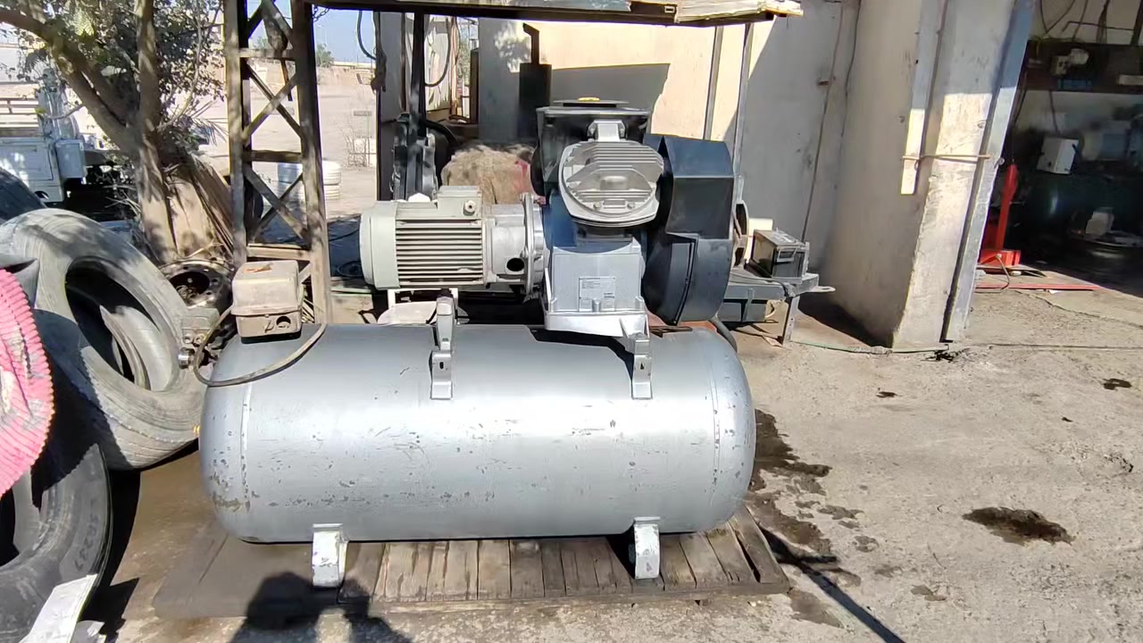 السلام عليكم كمبريسر اطلس ٥٠٠لتر ماطور ١٠ حصان حجم التاروسهLE9  اي استفسار ***********
