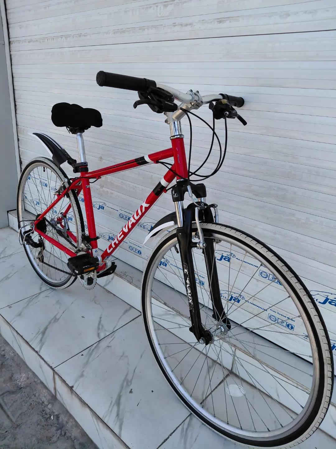 CHEVAUX 2018 حجم 28 / C700 كل الاجزاء المنيوم  الفريم حديد 3 × 7 سرعات من SHIMANO دبل امامي شغال  الدراجة جاهزة بدزن عيوب فقط شخوط بالفريم السعر 165 الف شامل التوصيل    ✈يوجد توصيل لجميع المحافضات ✈ كركوك مدخل سايدين حي الاسرى والمفقودين  معرض ابو شيفان ( *********** )
