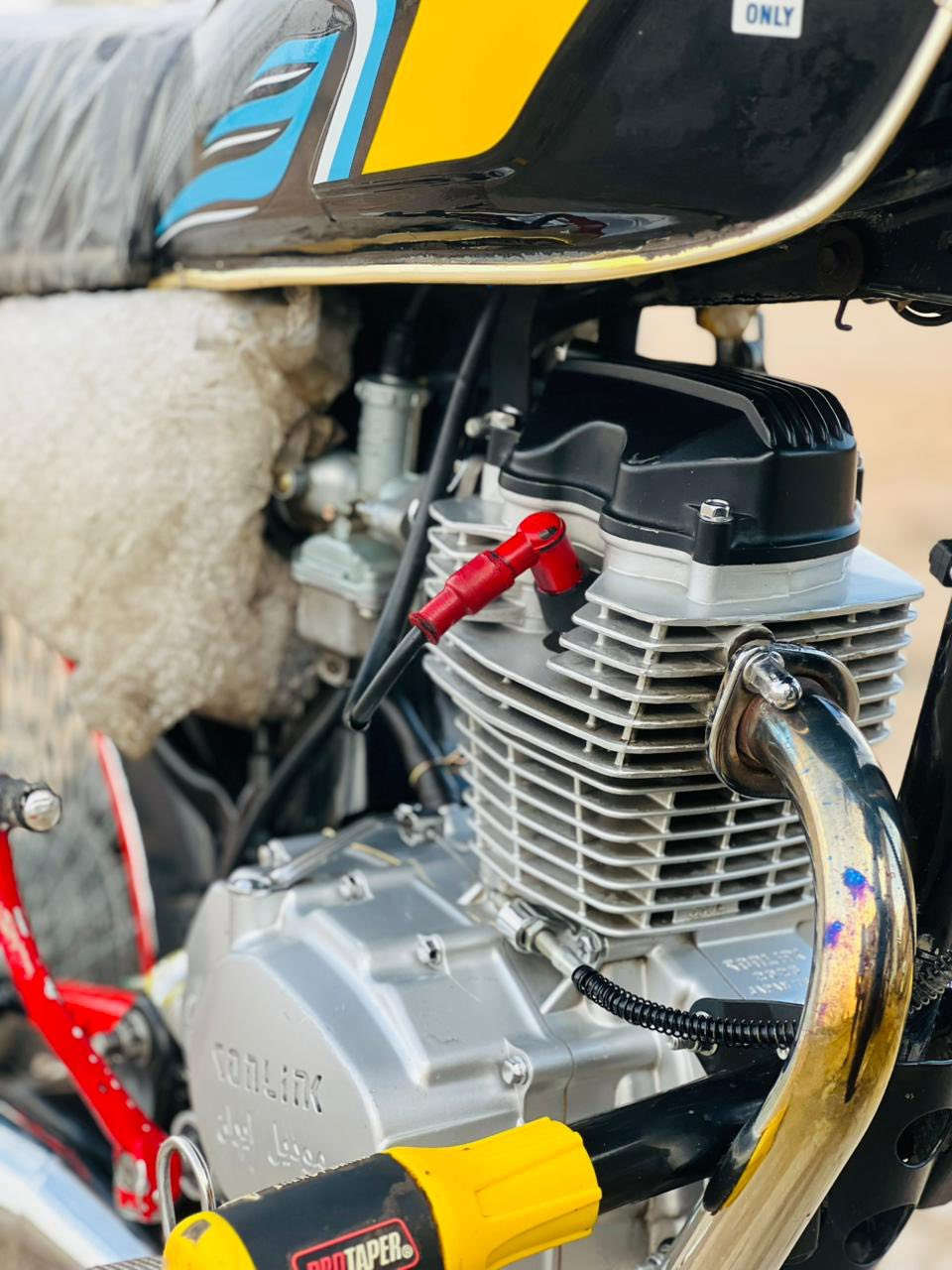 السلام عليكم للبيع دراجه تايكر موديل 2025 باب اول سونك محرك شرط دراجه بلاديه لون اسود دراجه عل وضع 
لشركه تايرات وياله جدد بل جيس لايت 
عالي ناصي زنون دراجه حالت لوكاله صلنصه كاتم بلاديه مكاني تكريت فلكه الفرسان اتصل وعيوني الك *********** متواجد نت أو اتصال
