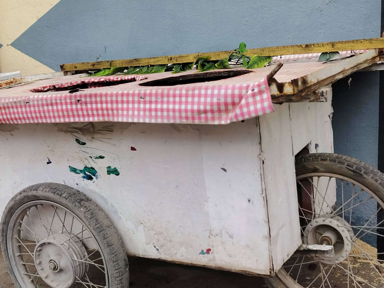 عربانه  مال حمص وباقلي تاخذت جدرين حديد مو خشب
مع قمريه سعر 150 وبيه مجال  مكاني حي الانتصار *********** توصل وتساب بس
