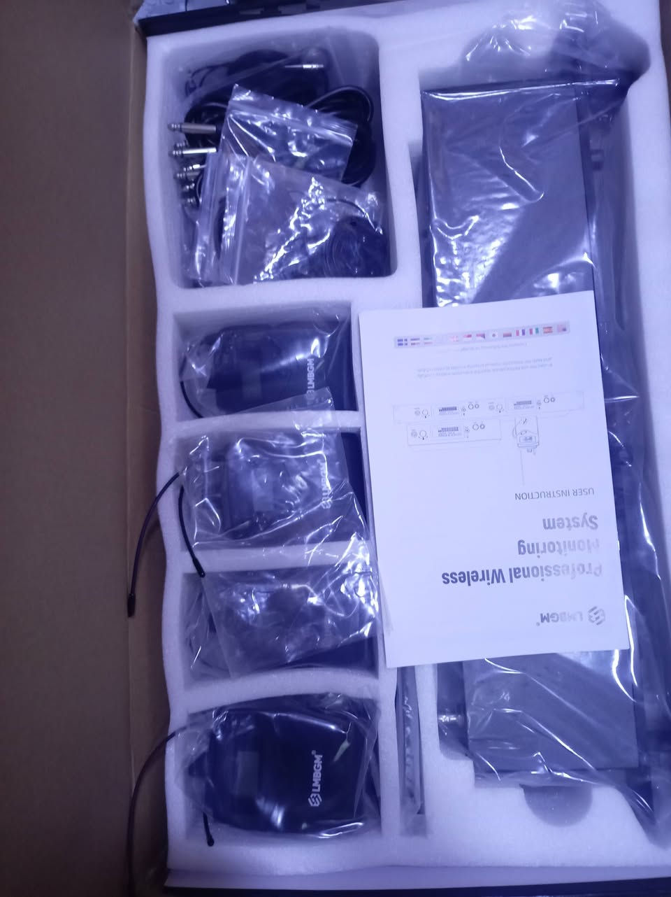 هذا المنتج هو نظام مراقبة لاسلكي احترافي (Professional Wireless Monitoring System) من العلامة التجارية LMBGM.
يحتوي الصندوق على جهاز إرسال أساسي، وأجهزة استقبال متعددة، بالإضافة إلى ملحقات متنوعة وكابلات للتوصيل.

يستخدم هذا النوع من الأنظمة عادة في البيئات المهنية مثل المسارح أو استوديوهات التسجيل لمراقبة الصوت. [1, 2]

هل ترغب في معرفة المزيد عن طريقة تشغيل هذا الجهاز أو مواصفاته الفنية؟

هذا المنتج هو نظام مراقبة لاسلكي احترافي (Professional Wireless Monitoring System) من العلامة التجارية LMBGM.


**إذا كنت صاحب هذا الإعلان وتريد حذفه لأي سبب، رجاءا أرسل رسالة إلى الدعم الفني**