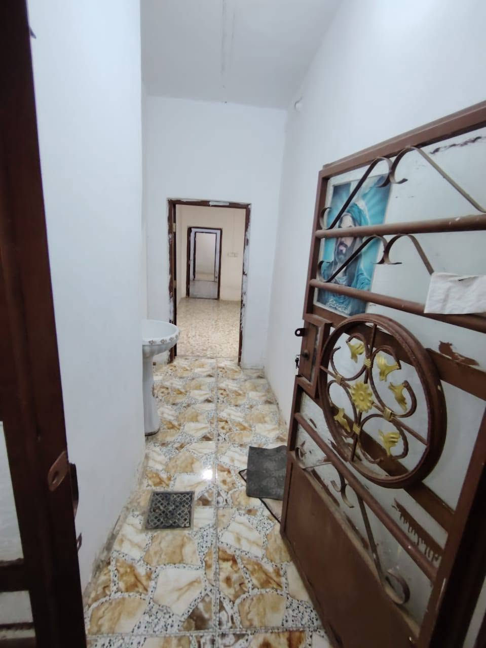 متوفر بيت للايجار 100متر يحتوي على غرفه وصاله وبراني ومطبخ وصحيات وحمام داخلي جاهز من كلشي ماي وكهرباء ومجاري بيت نضيف ومرتب موقعه التقيه الثالثه قرب الصيدليه سعر الايجار 250قفل غير شامل الكهرباء والماي للاستفسار خاص او على الرقم ***********+وتساب
