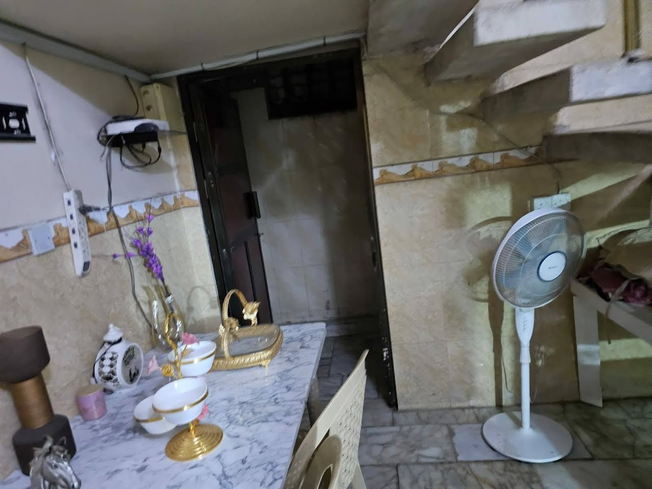 للبيع دار طابو صرف حي الكفاه خلف الكراج الموحد بناء حديث يحتوى على خمس غرف نوم صاله مطبخ كلدور المساحه ٢١٦م ركن اتصال ***********
