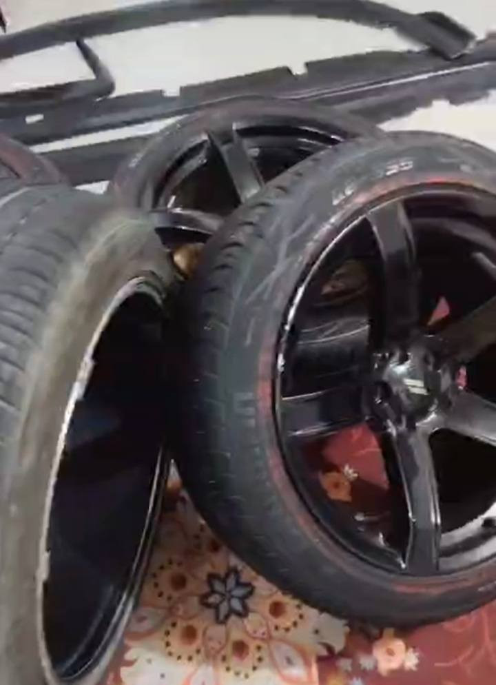 ألسلام عليكم للبيع طخم تاير +وياله حجم 20وكت كامل جارجر ***********
