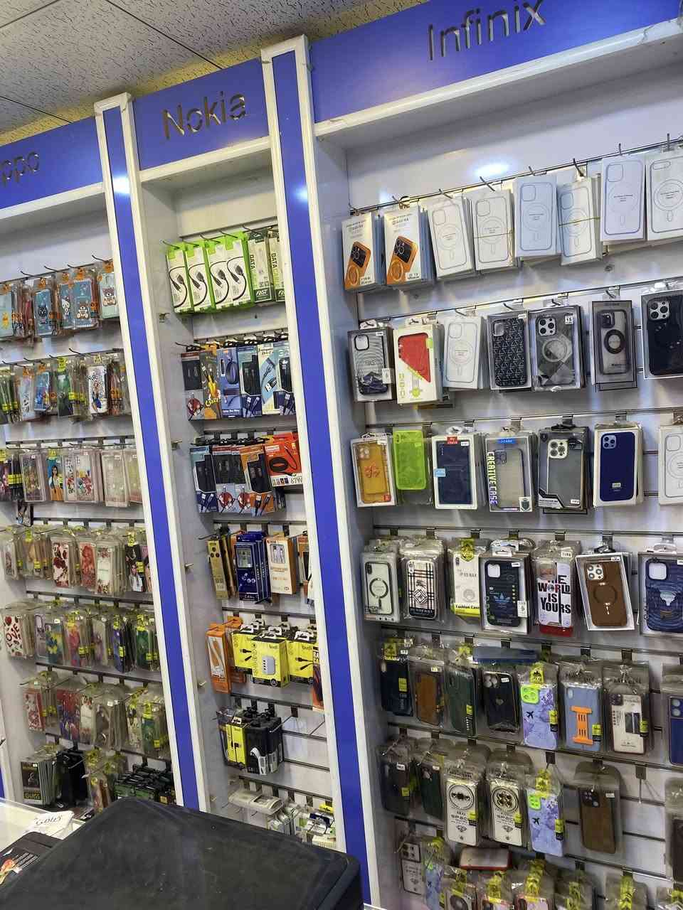 محل موبايلات للبيع كامل مع الاغراض والبضاعة 
بسعر مناسب جدا الموقع حي الوحدة قرب اسيا ماركت ***********
