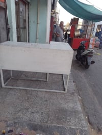 ميز مقبلات مع عارضه كباب المنيوم اثنينهن فصال للبيع رقم الهاتف 0770026...