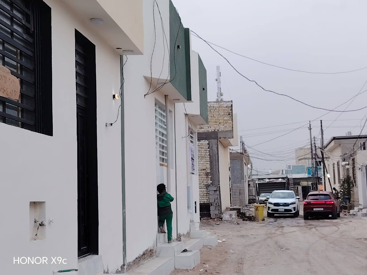 المساحه 50متر  
💰 السعر: 25 مليون (قابل للتفاوض)
🏗️ البناء: طابوق  جمهوري 
🏠 الأساس والسقف: صب كونكريت مركزي 

مواصفات البيت:
✅ غرفة نوم 1 🛏️
✅ صالة 🛋️
✅ مطبخ 🍽️
✅ صحيات 🚿

الخدمات المتوفرة:
🔹 ماء 💧
🔹 كهرباء ⚡
🔹 شوارع مبلطة 
🔹 مدارس قريبة 🏫
🔹أنترنيت ضوئي 
🔹 خط مولده 
📍 الموقع: النجف مقابل ملحق قرية الغدير عمود 321

📜 طابو زراعي (إقرار محكمة)

📞 للتواصل: ***********

(ملاحضة ) متوفر لدينا كافة المساحات والدور  ألسكنية وعرصات 
وأراضي زراعيه
