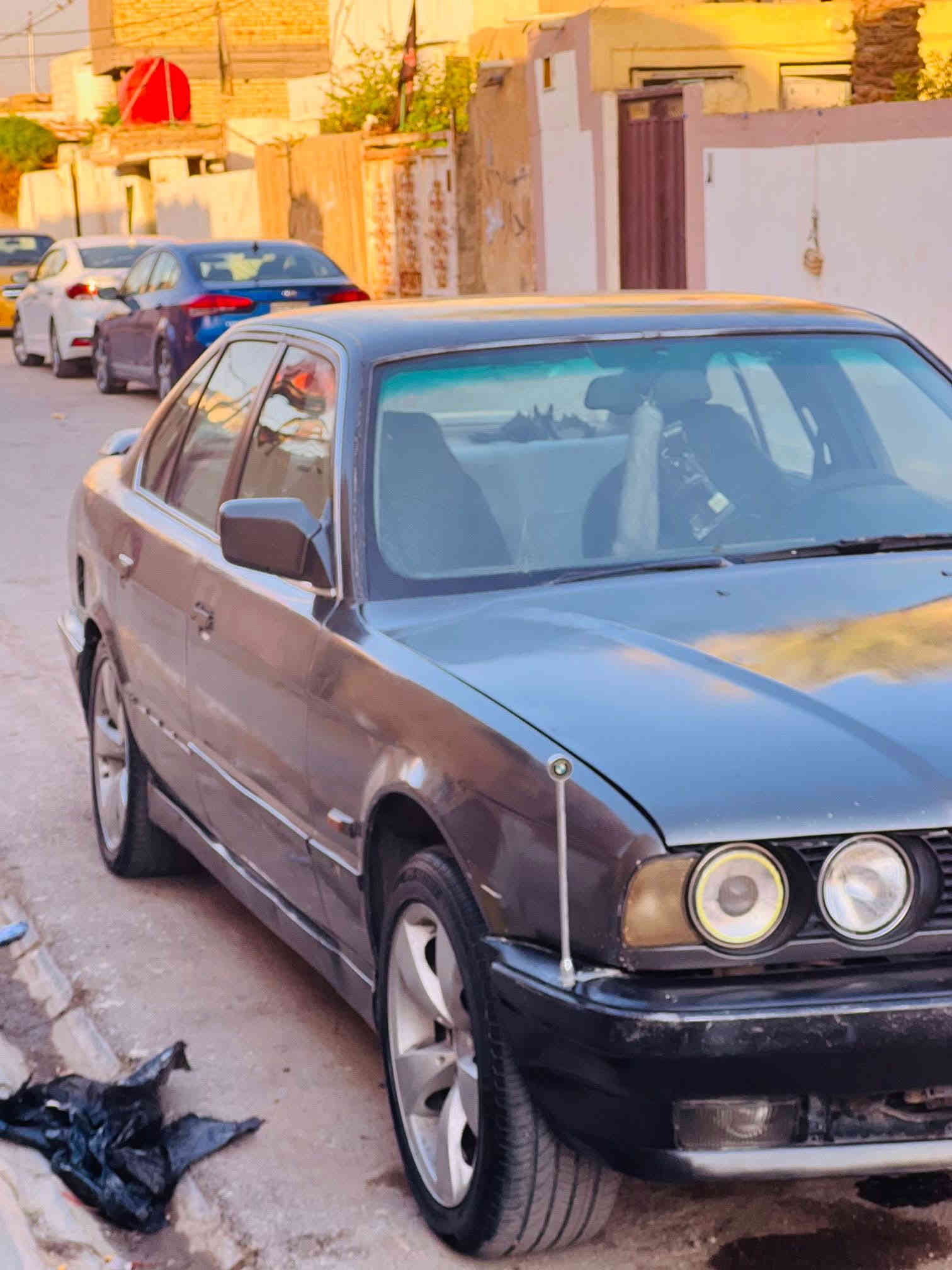 سلام عليكم
بي ام 525 

بلاد سنويه وبليته أصل 

محرك مفتوح كلهربايات كله شغاله 
كير مكينه بيه صوت رواجز بس من تشغل 
 حداديه 
خير من الله 

سعر 35ورقه وبيه مجال 

***********
