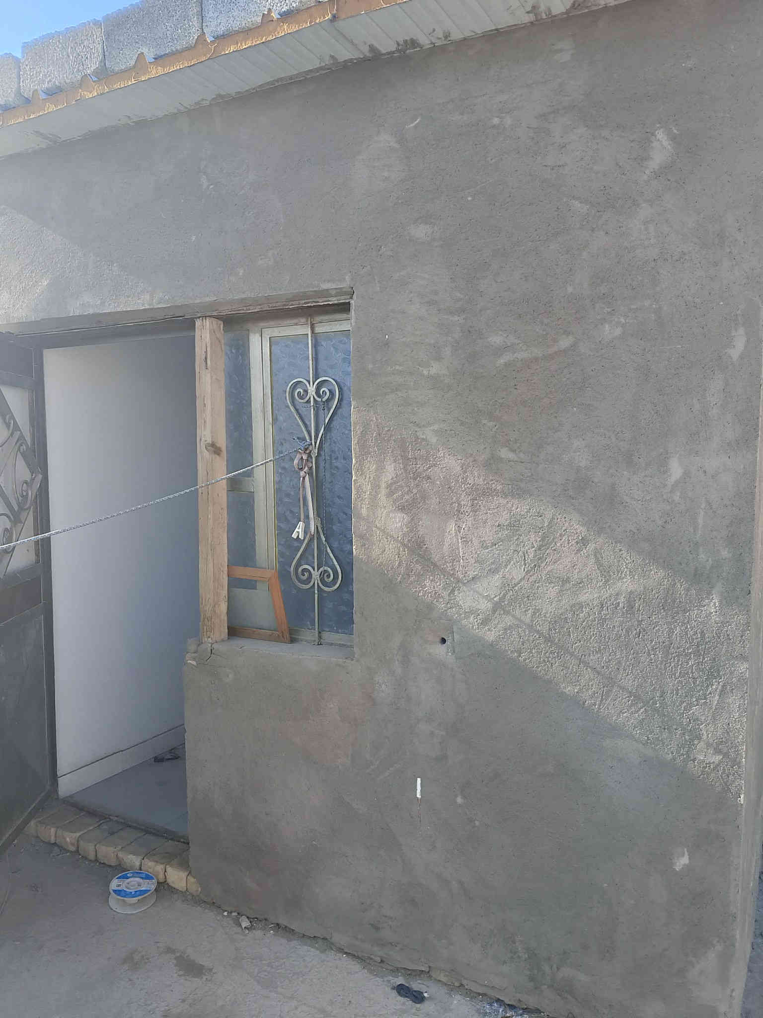 بيت للبيع ب حي الحكيم شارع بني تميم قرب المدرسة الجديدة المساحة  100متر مربع طابو زراعي مرقم بلديه بيه غرفه هول وصاله و استقبال ومطبخ وحمام سعر40 على او اتصال ***********
