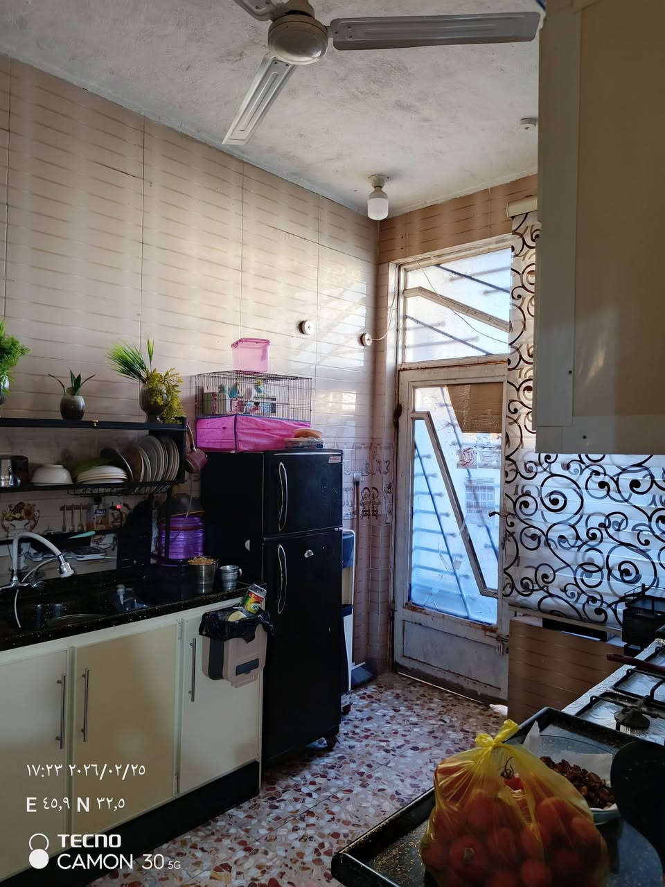 بسم الله الرحمن الرحيم
‏
‏دار سكن فرعي  للبيع المساحة ( 140 متر ) 
‏منطقة حي الجوادين ( شارع النفط ) خلف حسينة بيت جليب محسوب ع شارع بيت درجال قريب عن الشارع العام 
‏مكون من غرفيتن نوم 
‏الاولى 5 × 4
‏والثانية 380 × 4
‏مطبخ 
‏استقبال كلة سيراميك 
‏هول ع طول البيت 
‏حمامات داخلية وخارجية 
‏درج باية ومراية 
‏يحتوي ع مخزن عمل ( جينكو ) فوق السطح
‏السطح ( ايزو كام ) درجة اولى 
‏كامل خدمات انترنيت ضوئي  ( ماء + مجاري ) بالباب .. 
‏باقي بس الصب .. شارعة الرئيسي حاليا مقشوط وراح ينصب 
‏البيت بحالة ممتازة كامل ما ناقصة اي شي جيب غراضك واسكن 
‏السعر و الاستفسار الاتصال ع الرقم ***********
