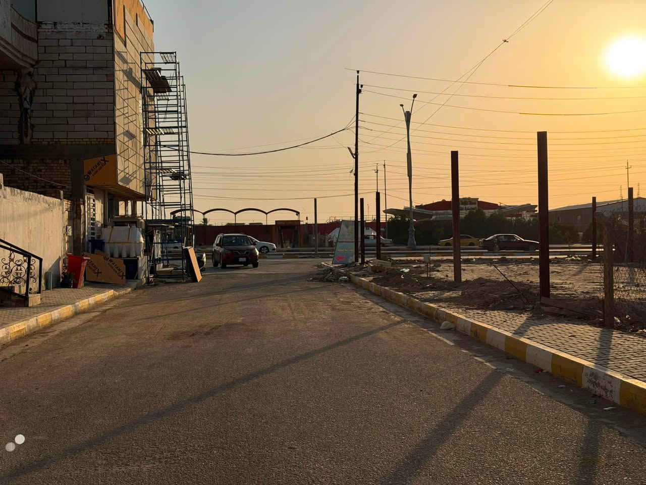 🛑 دار سكني  للبيع 🛑 
المنطقة : الديوانية ؛حي الحضاره  🚩 
اقرب نقطه ؛قرب شارع العام الرئيسي 
المساحه :200متر🏛️ركن على شارعين مع فضله 
التفاصيل :  طابقين بناء حديث
    
الطابق الاول🛑 غرفه نوم وصالة واستقبال ومناور عدد ثنين وشلال داخلي ومطبخ حار وبارد وصحيات داخليه وخارجيه 
الطابق الثاني؛ثلاث غرف نوم وصاله ومجمع صحيات 
للاستفسار 
     مراجعة مكتب رسول الوزني للعقار  
الديوانية . حي الحضارة بداية شارع اسواق طيبة
 للمعلومات ولمزيد من التفاصيل ⬇️
       مراسلة الصفحة  
      او الاتصال
***********
