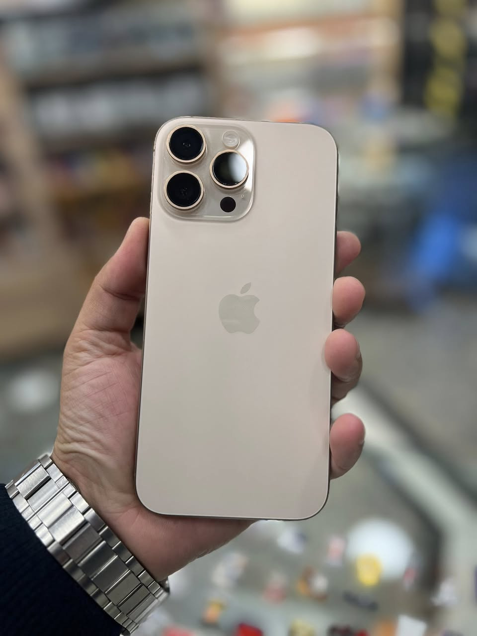 السلام عليكم
ايفون ١٦ بروماكس ضمان abm كفالة عامة من كلشي
بطارية ٩٢ دورات ٣٨٣ 
ملحقات كاملة كيبل ممستخدم
مكاني زيونة
السعر ١٣٢٥ مجال بسيط
***********
