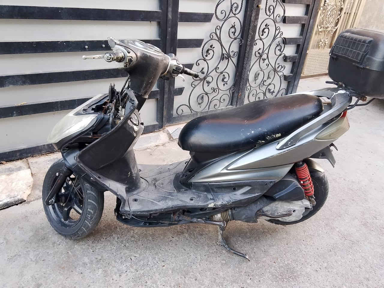 سلا عليكم سكنس فحل للبيع السعر 450 الف وبيها مجال حق الجيه قليل دراجه كلشي مابيها شغاله شلعه ومعدل العنوان الزعفرانية اربع شوارع رقم التلفون ***********
نقصها كفرات امامي وكلجات نص عمر يمشن دشبول طافي اشاير شغاله كهربائيات شغاله
