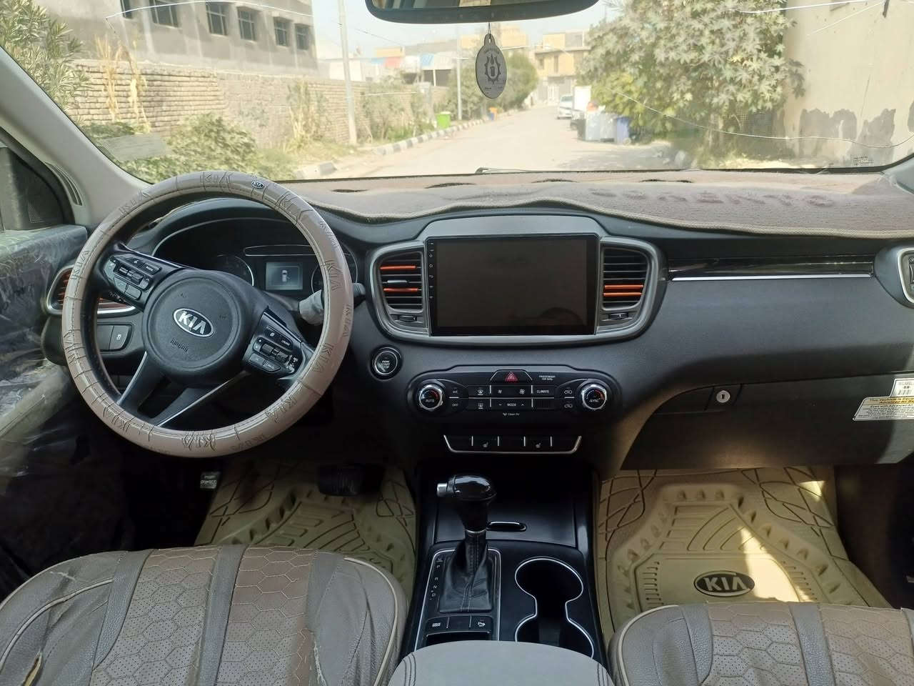 سلام عليكم
سيارة كيا سورينتو موديل 2017 وارد أمريكي، محرك 4 سلندر ، السيارة جاهزة بالكامل، الكير والمحرك بحالة ممتازة وما تحتاج أي شي، تخم تاير   السياره مكفولة، استخدام شخصي 

بيها فقط دحجة بسيطة بخشم البنيد ضررها من امريكا. 
باسمي جاهزه للتحويل مكان سياره الناصريه  السعر 165
رقم الهاتف ‏‪***********‬‏
