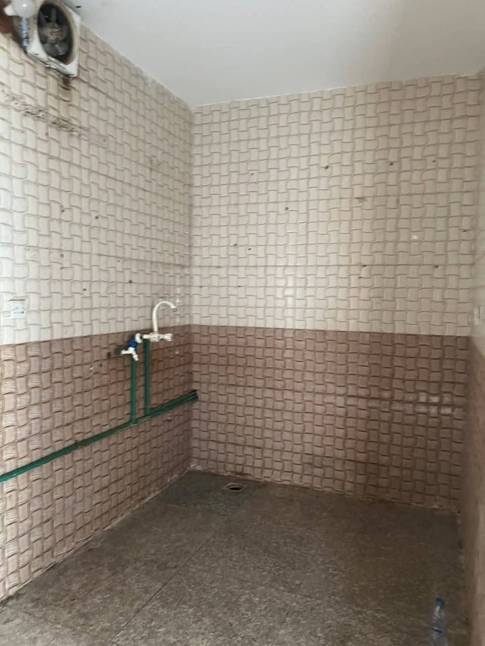 يوجد شقق عدد 2 وحده بلطابق الاول وحده بلطابق الثاني تحتوي على غرفه وصاله ومطبخ وصحيات الموقع الشرقيه خلف مدرسة النضال هاتف ***********
