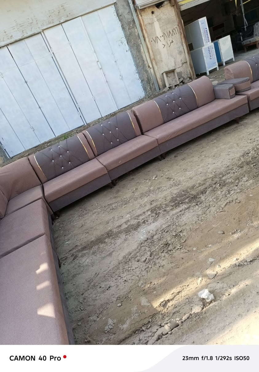 ديوان عدد ٢ يصير ٢٢ نفر شخط مابيه أخو الجديد إسفنج ضغط وخشب قوي وخالي من كل شيء يوجود لدينا خدمه توصيل الي باب بيتك
***********
