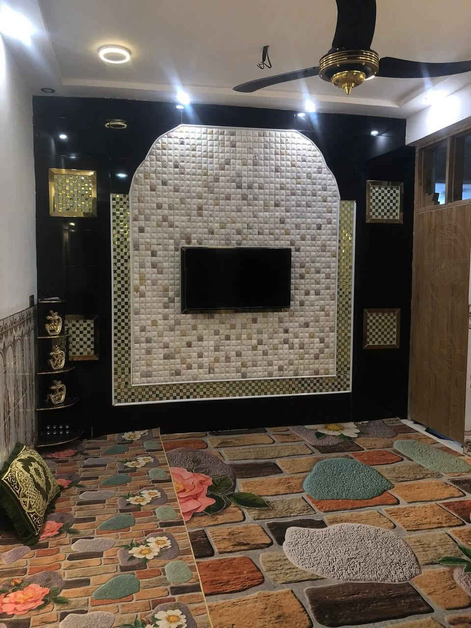 سلام عليكم بيت باستكشافات شارع ملعب الجوهره المساحه 150 ركن بيه 2غرف وحده بلطابق الاول وثانيه بلطابق الثاني +مطبخ + صالتين + استقبال+ كراج
 بيه خطين كهرباء ومجاري جديده كملة وبدو بلماء وجاي على المنطقه تبليط 
بيع مستعجل 
للتصال ***********
