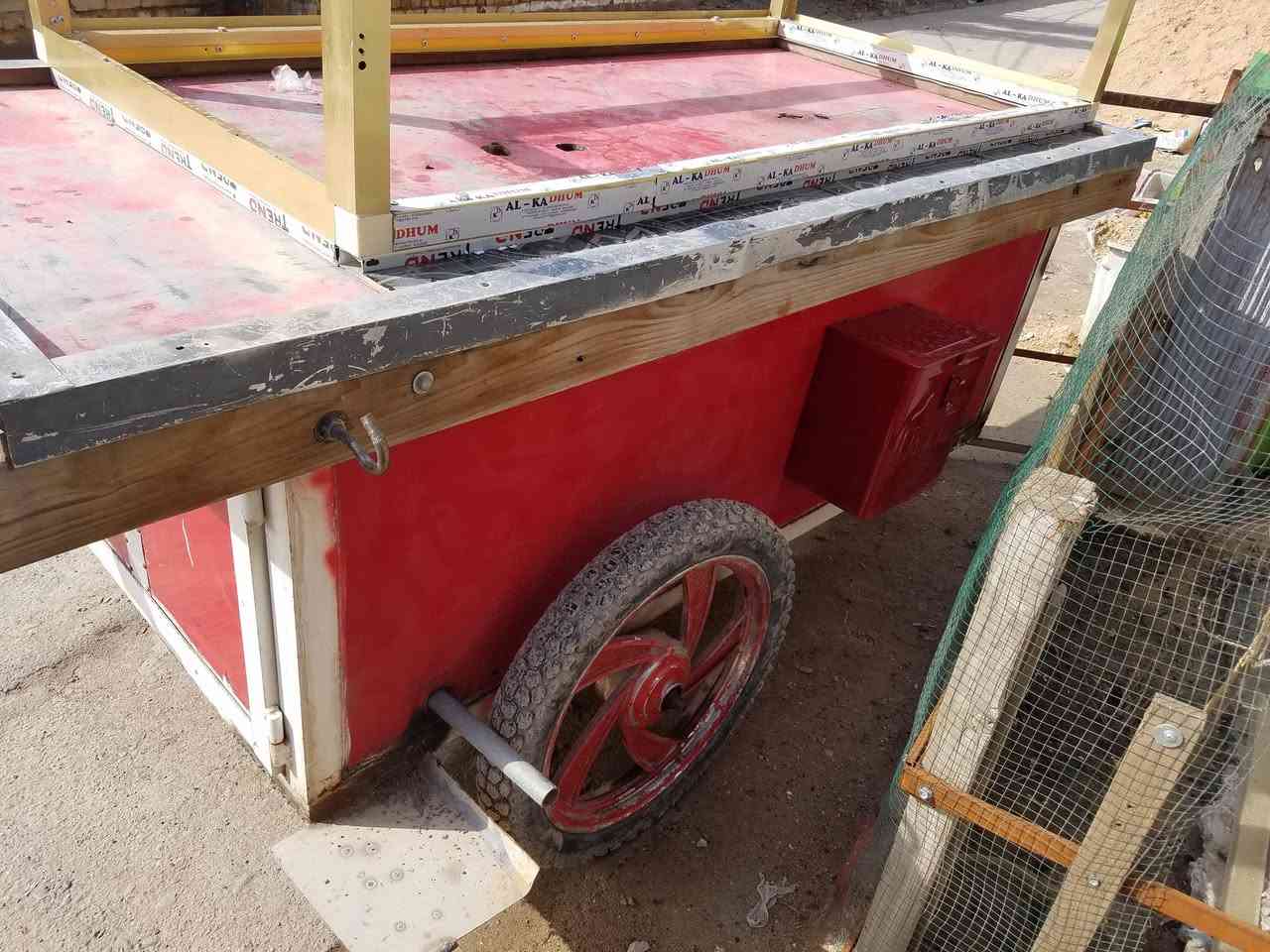 سلام عليكم عربانة للبيع سعر 200وخمسين اطار  حديد وخشب بلوك وبدون قمرية سطح فافون  العنوان بغداد مدينة الصدر الحميدية. رقم الهاتف :***********
