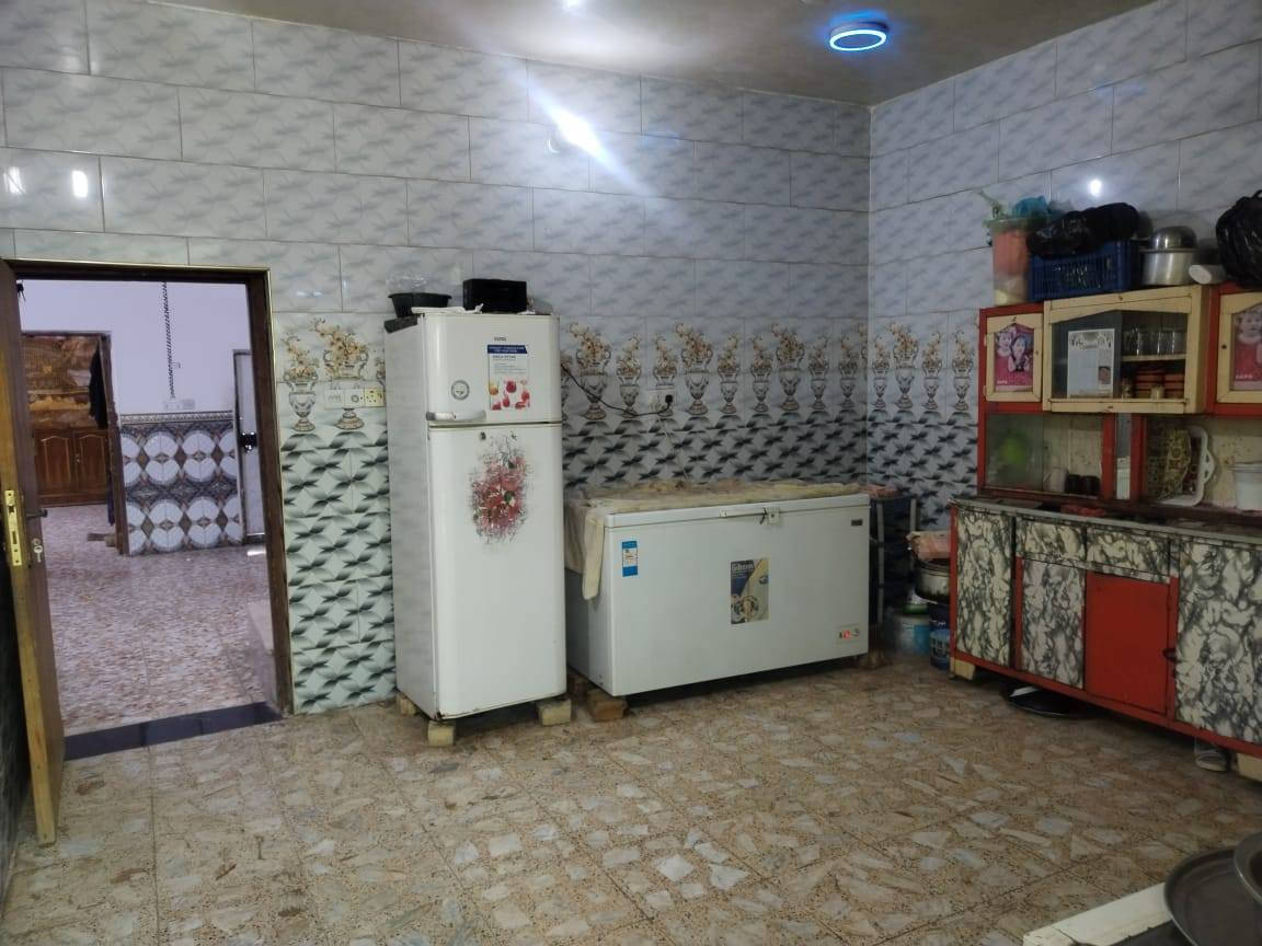 السلام عليكم اخواني الأعزاء، 
منزل بناء حديث للبيع تبلغ مساحتهُ ٢٠٠ متر، 
المنزل يتكون من طابقين،الطابق الأول يتكون من استقبال 6×4  ومطبخ 4×4
وصالة 8.5×4 وحمام 2×2 وغرفة نوم 5×4
وحديقة خلفية 6×6 والطابق الثاني يتكون من غرفة نوم 5×4 وصالة، وأيضا يحتوي على خطين كهرباء وخط مولدة كذلك (مجاري كامله)(ماء الائبي جواك) ،المكان حي العسكري قرية الخمس دونم خلف عمارة فلاح الزبيدي.
للاستفسار *********** اتصل او. واتساب
