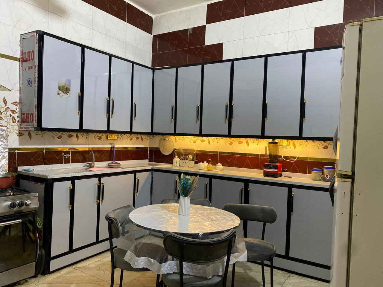 بيت للبيع في حي الفداء مقاطعه 22 مساحه 100متر امامي طابقين البناء حديث درجه اولى صب كونكريت سعر 135مليون ***********
