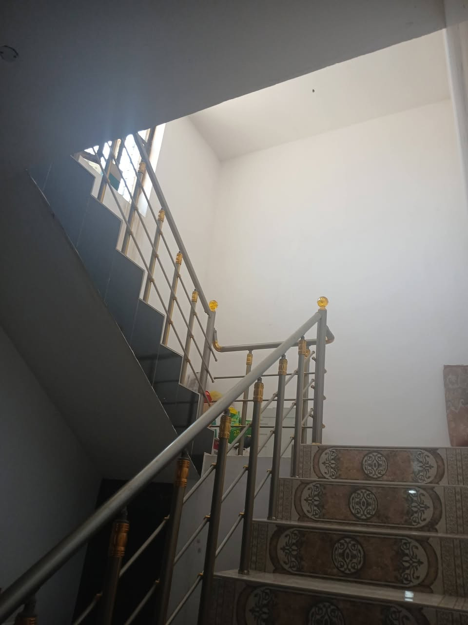 دار للبيع طابق واحد 200متر الرمادي حي الاكراد الجهة الجديدة قرب جامع الصالحين وقريب على كورنيش التأميم وجسر الحوز المؤدي لمركز المدينه شارع تبليط و مجاري شارع مرتب يتكون من غرفتين نوم و ديوانية و هول و صاله ومطبخ زائد كراج و حديقة الاتصال ***********
