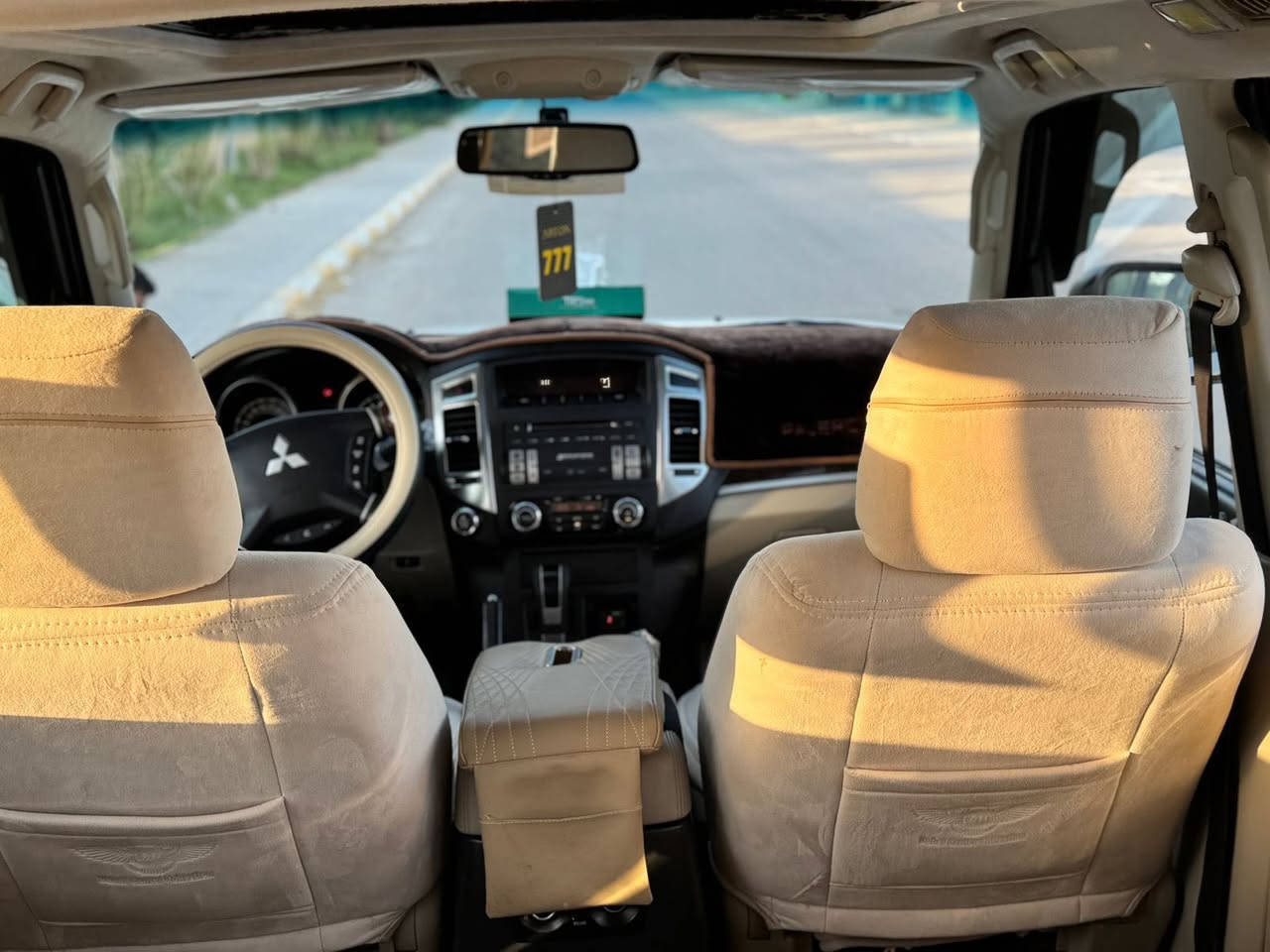 السلام عليكم باجيرو 2015
حبتور فول واحد  على واحد 
بصمة  
ماشية 114 حقيقي 
تخم تاير
حدادية 
منضومة بانزين وادامة 
معالجة طسة ورشة المفتاح الحديث 
رقم بغداد الماني 
(السعر 187
***********
