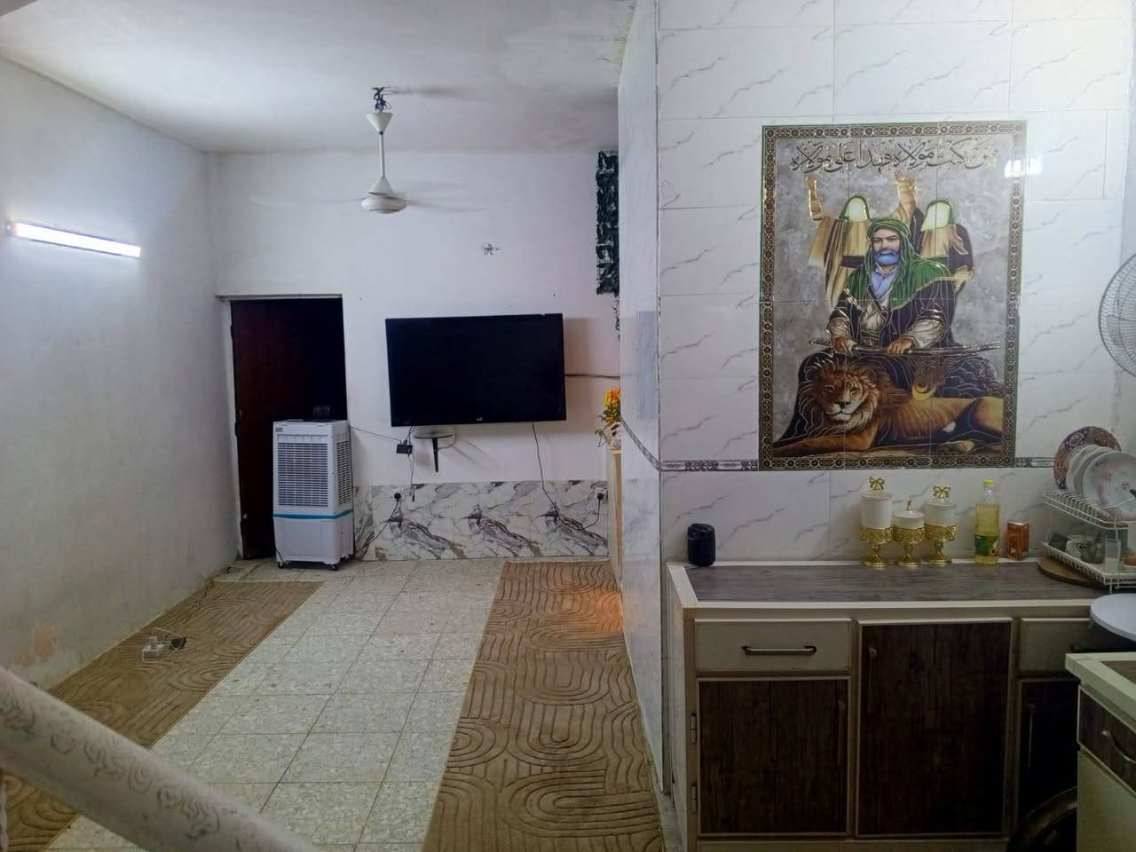 السلام عليكم
بيت طابو زراعي ١٠٠ متر الزعفرانية شارع الكهرباء قرب صيدلية زينة علي السعر مناسسب جدا 
 طابق ونص بناء بلوك 
الطابق الاول يحتوي على طرمه وغرفة خطار 4×7 وحولي 5×7ومطبخ وغرفة نوم5×4 وصحيات
  الطابق الثاني سندويج يحتوي على غرفة نوم وحولي وصحيات وسطح
التواصل على هذا الرقم 
***********
